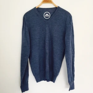  - Mjuk Cardigan från J.Lindeberg!  Använd fåtal gånger!  