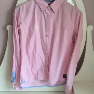  - Rosa skjorta med blå detaljer från race marine, oanvänd och i bra skick. 