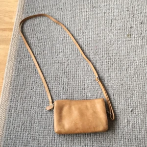  - Skitsnygg väska från Ceannis . Äkta läder och "three pocket bag" modell. 6 kortfack inuti och ytterligare tre fack för allt möjligt :) går att ta bort remmen så den även kan användas som clutch eller sminkväska.