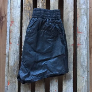  - Snygga högmidjade immitation skinnshorts