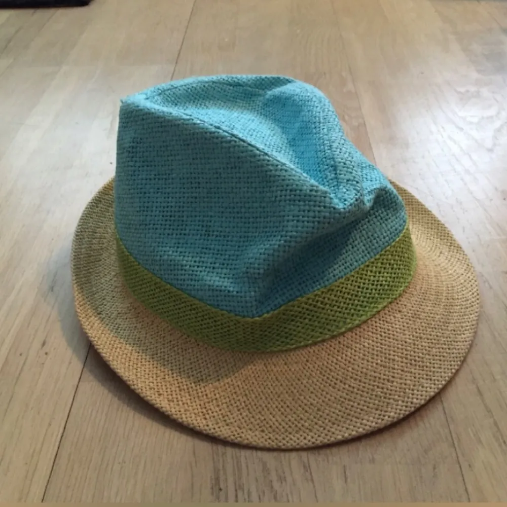 Söt hatt som passa 5-12 ålders barn Kan mötas upp i central Stockholm Kan skicka via post, frakt 20kr. Accessoarer.