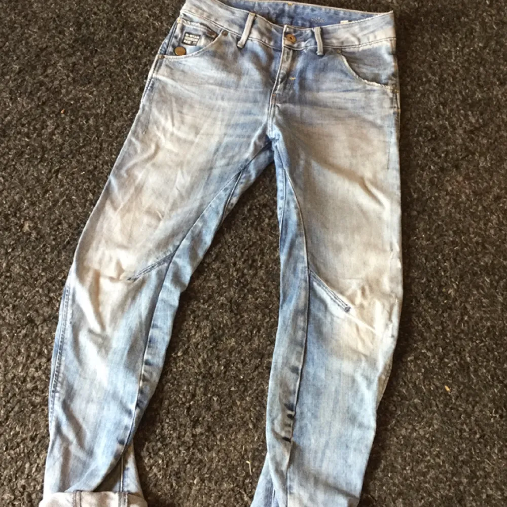 Ljusa jeans i baggy modell, vridna sömmar i benen. Snygg tvätt med slitningar o lite hål.
St: 26 
Nya, säljes pga fel storlek. Jeans & Byxor.