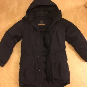  - Säljer nu min Henri Lloyd Vinterjacka parkas. Nog en av de varmaste jackorna jag har ägt som tål både vind och vatten! Denna köpte jag för 5500kr för ett år sedan och den är i perfekt skick och prisvärd! 

Storleken är S men mer som M! Jag brukar alltid ha storlek M och denna passar mig!


