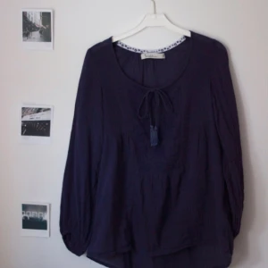  - Supersöt blus ifrån Bondelid i mycket fint skick! Har ett fint broderi framtill som man kan se på bild 3. Färgen är mörkblå och vid frågor hör bara av dig! 💙