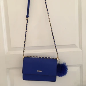  - Äkta DKNY väska. Aldrig använd, längden på banden kan justeras som man vill och bollen kan tas bort om man vill. 