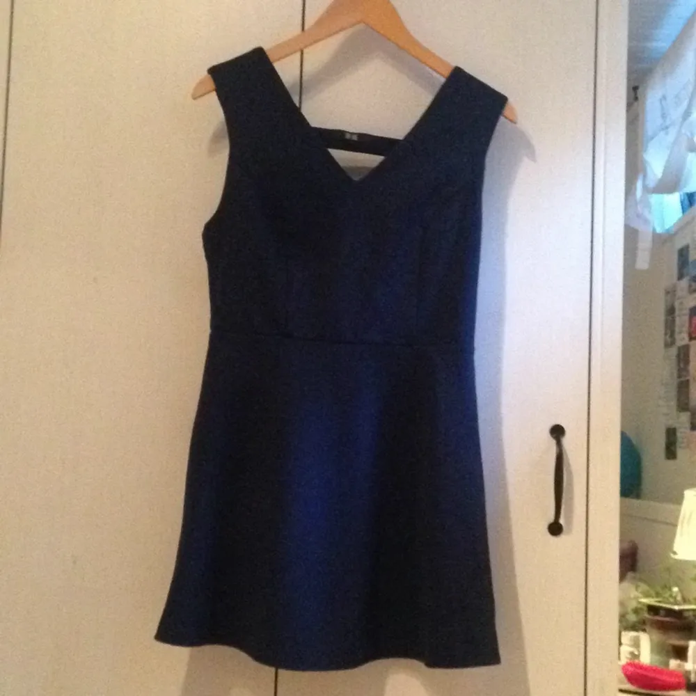Mörkblå klänning från Dry Lake (köpt från Nelly). Endast använd ett fåtal gånger (3), dock är den lite uppsydd i kjolen.
Öppen rygg, enkel men elegant.
Tar swisch (frakt 30-40kr). Klänningar.