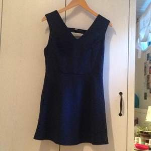 Mörkblå klänning från Dry Lake (köpt från Nelly). Endast använd ett fåtal gånger (3), dock är den lite uppsydd i kjolen.
Öppen rygg, enkel men elegant.
Tar swisch (frakt 30-40kr)