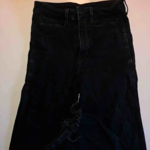  - Svarta vida byxor från H&M💕  Köparen står för frakt.