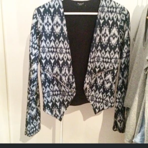  - Mönstrad jacka/kavaj som bara använts fåtal gånger. Tunn och stretchig. Köparen står för frakten.