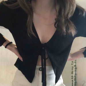  - Svart jättesöt och trendig kofta med knyt 🥺🦋 Frakt tillkommer! 