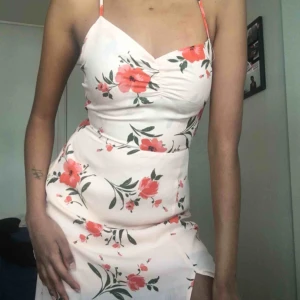 Klänning - Blommig rosa klänning från Zalando 💕💕💕 Strl XS. Man knyter klänningen på ryggen ✨ nypris ca 400!