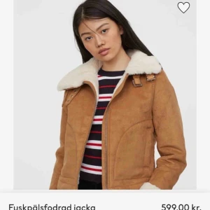  - ✨Nästan oanvänt jacka från Hm! Inga fläckar eller något  ✨storlek 40 men jag är en S i vanliga fall ock jag tycker den sitter som den ska sitta då ✨fraktar gärna