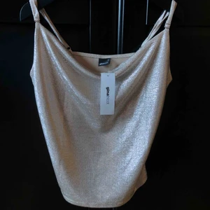  - Supersnyggt silvrigt festlinne från Gina Tricot stl M, aldrig använt. Justerbara axelband 🌸  Sitter bra på mig som normalt har 36/S (är 168 lång).  150 Ink frakt 🌸