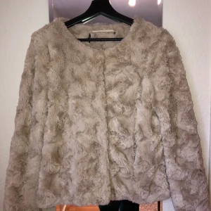 Tunn pälsjacka från Vero Moda - Tunn pälsjacka, perfekt för vårväder eller en tidig höst. Använd fåtal gånger, i bra skick. 