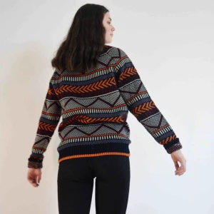 Stickad mönstrad tröja  - Mönstrad stickad tröja i storlek L. Jag har vanligtvis storlek S men om du precis som mig gillar tröjor som är lite oversize så kommer du älska denna. Skriv till mig om du har några frågor eller vill se fler bilder😄 Fraktkostnad tillkommer! 