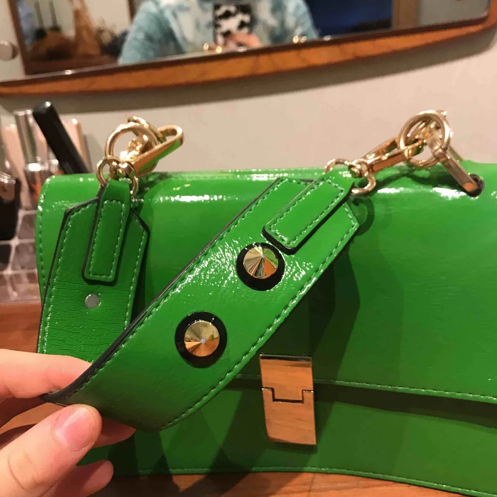 Grön handväska från Ginatricot med detaljer i guld💚. Väskor.