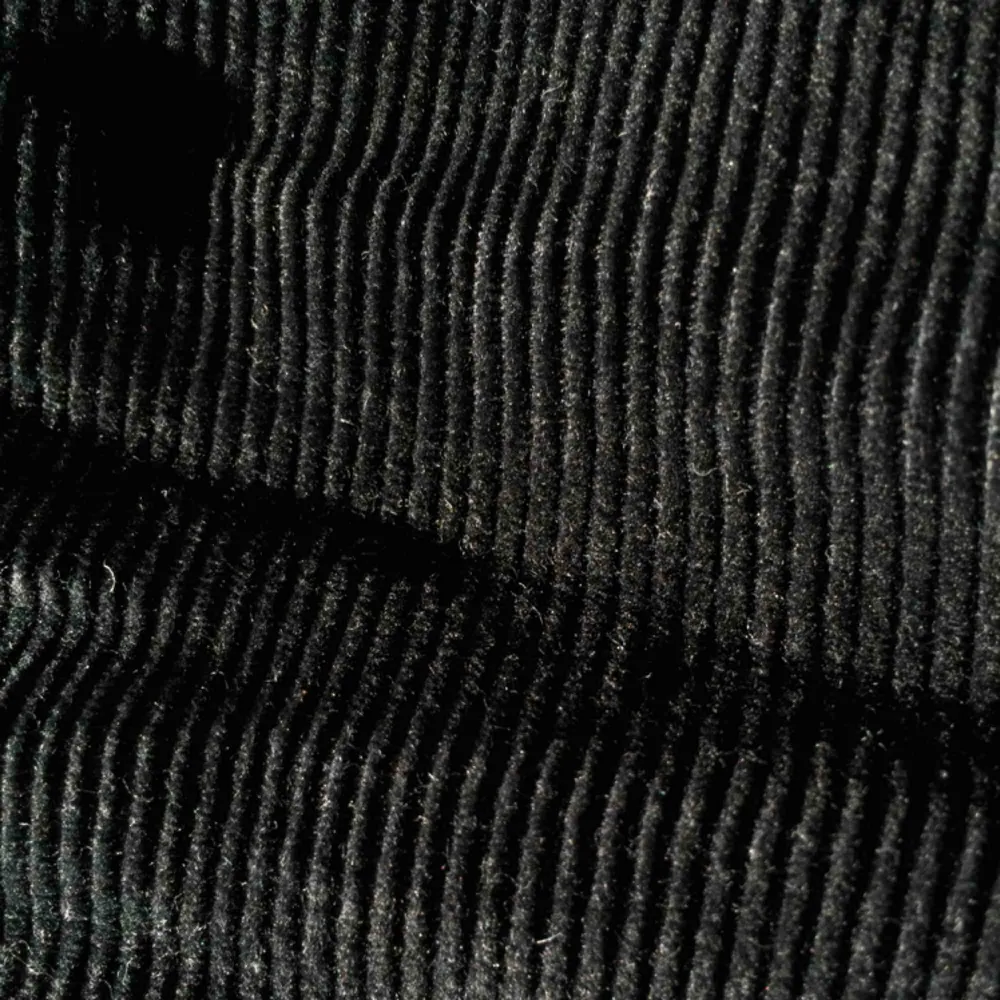 Svarta, raka manchesterbyxor som nästan går enda ner till marken på mig som e 166, superfint skick🦋✨. Jeans & Byxor.