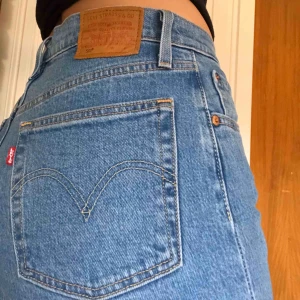  - Snyggaste jeansen ifrån Levis i storlek 28/30. Endast använda en gång och i nyskick, säljes pga att dom inte kommer till användning. Frakten ingår i priset & betalning sker via swish 🥰