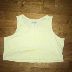  - ljusgul magtröja köpt på ullared! knappt använd, gott skick. perfekt för våren/sommaren med ett par lowrise byxor