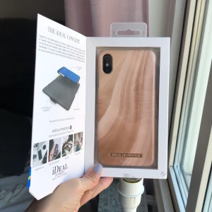 Oanvänd IDEAL OF SWEDEN mobilskal  - ⚡️Therese Lindgrens kollektion med Ideal of Sweden, modell:  CORAL SANDS xs max   ⚡️ Oanvänt! Råkade beställa i fel storlek och märkte inte det i tid.    ⚡️ Tryck på knappen under bilden för att köpa.    ⚡️ Kan skickas mot fraktkostnad. 