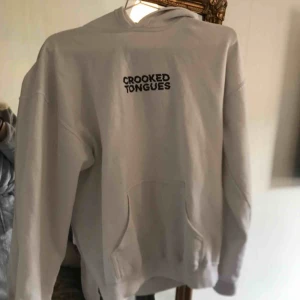  - Skitsnygg vit hoodie från crooked tongues! Väldigt lagom och bekväm oversize i modellen 😊 köpare betalar frakten, hör av dig för fler bilder.