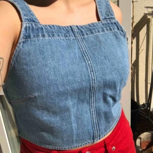  - Superfin topp i denim från weekday. Frakt 15kr.