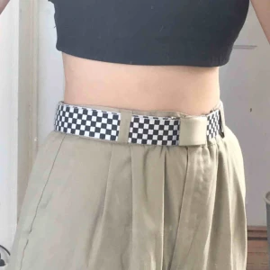  - Schack-rutigt skärp med silvrigt spänne! Hör av dig om du har frågor. Möts på södermalm, frakt tillkommer💞💞💞