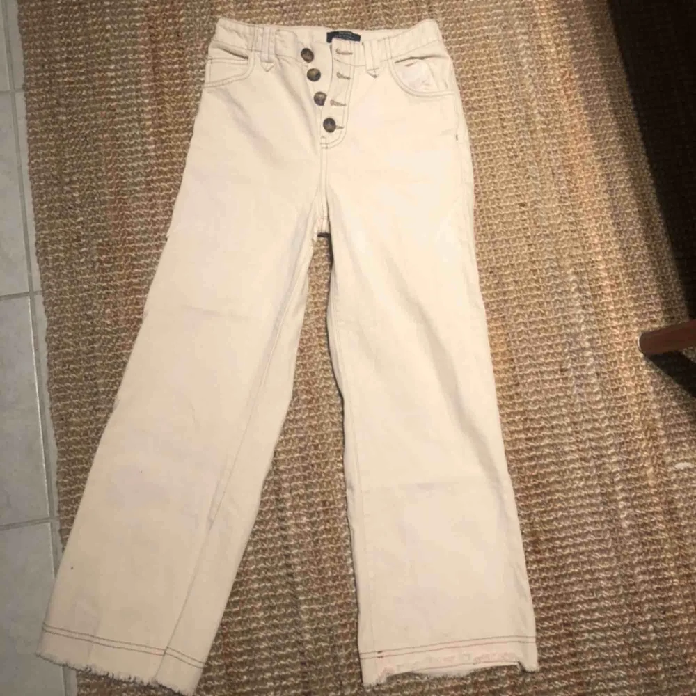 Ett par beiga jeans från bershka, helt oanvända och köpta i Grekland. Ganska korta i modellen.  . Jeans & Byxor.