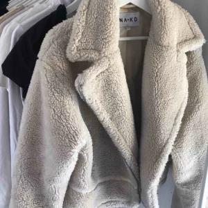  - Snygg teddy bikerjacket från NA-KD i storlek 40, använd men bra skick och inga skador! Köpare står för frakt