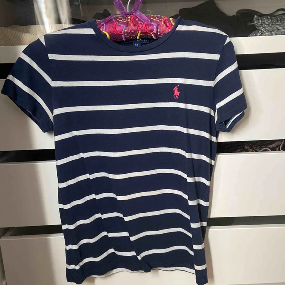 Mycket fin Ralph Lauren T-shirt i tjockt och skönt material. Knappt använd. Ny pris 499kr mitt pris 150kr + frakt. . Toppar.