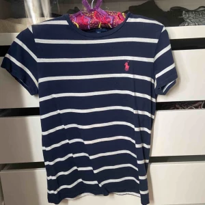 Ralph Lauren T-shirt - Mycket fin Ralph Lauren T-shirt i tjockt och skönt material. Knappt använd. Ny pris 499kr mitt pris 150kr + frakt. 