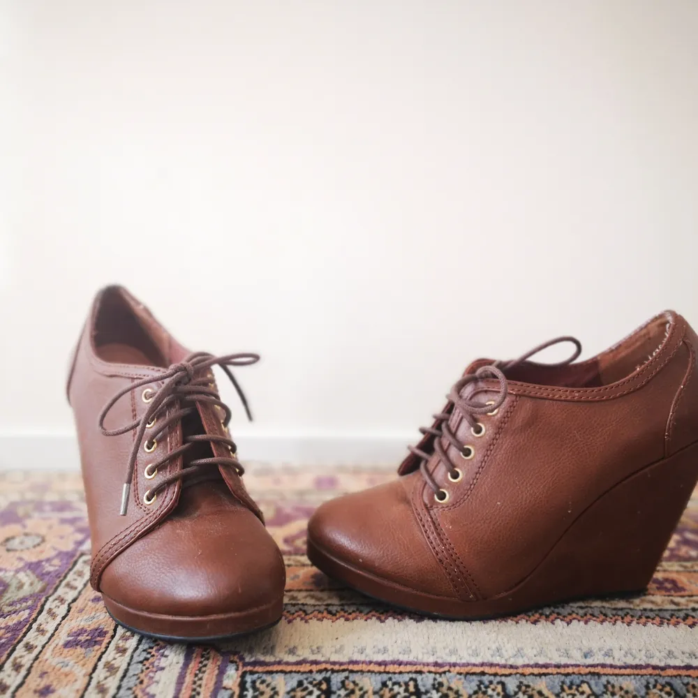 Bruna vintage skor med snörning och kilklackar 👠✨ Köpta på second hand. (På sulan står storlek 37, denna är insatt senare för bättre bekvämlighet men skons storlek är 36) Frakt tillkommer! . Skor.