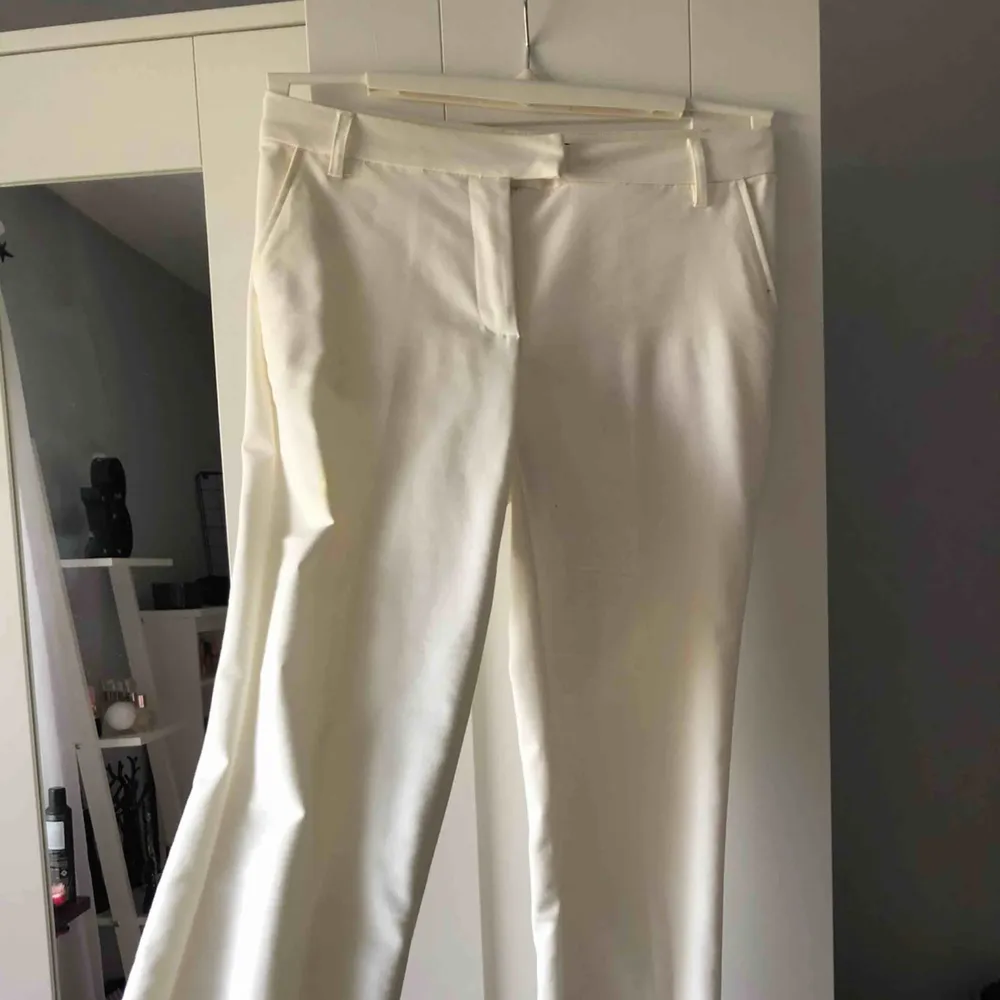 Vita kostymbyxor från Bikbok . Jeans & Byxor.