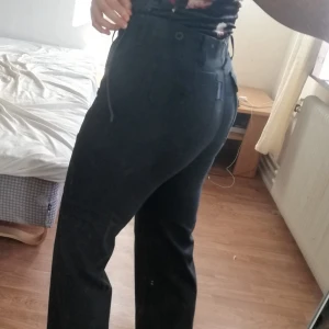 Arbetsbyxor/funktionella byxor - Funktionella arbetsbyxor från Björnkläder, tjejmodell. Många praktiska fickor och säkert supercoola som baggy jeans på någon med mindre storlek (står 40 i men skulle uppskatta till ca stl 38. Marinblå i färgen. Mycket bra skick, frakt tillkommer