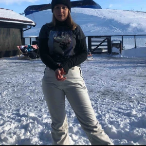 Skidbyxor - Intressekoll på dessa snygga skidbyxor! Stl 34 men passar även 36. Jag är ca 155 lång och för mig är dessa perfekta i längden med ett par pjäxor! Men kan passa någon som är över 160. Nypris:900kr