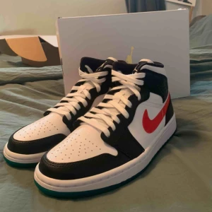  - Air Jordan 1 Mid “Alternate swoosh”  Släpptes i fredags och sålde slut direkt, jag fick tag på ett par i storlek 38,5. Det är alltså ett utav de första paren i Sverige. Aldrig använda. Har kvitto på dem. 