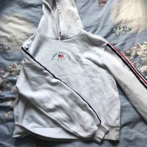  - Hoodie från H&M i färgen vit med tryck 💕! Knappt använd och ser helt ny ut. Väldigt skön att ha på sig. Hoodien har inga fickor 😜.