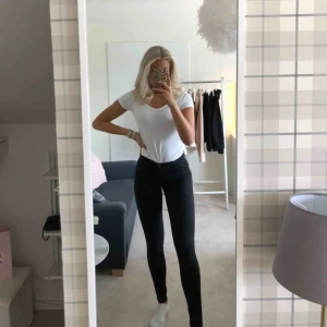  - Jeans i svart från Vero Moda i modellen Noisy MaY, storlek 34. De är långa och passar de med lite längre ben, jag själv är 176 och de är perfekta för mig✨