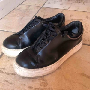  - Svarta eytys köpta på tradera men var för små för mig. Slitna på insidan av hälen och lite creasing längst fram, därav det låga priset. Annars superfina skor som helt klart har mycket att ge!! Frakt tillkommer💕