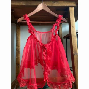  - Jättesöt topp i mesh som går att använda som den är eller ovanpå skjorta/tröja ❤️ Töjbart material så passar fler storlekar 🌟