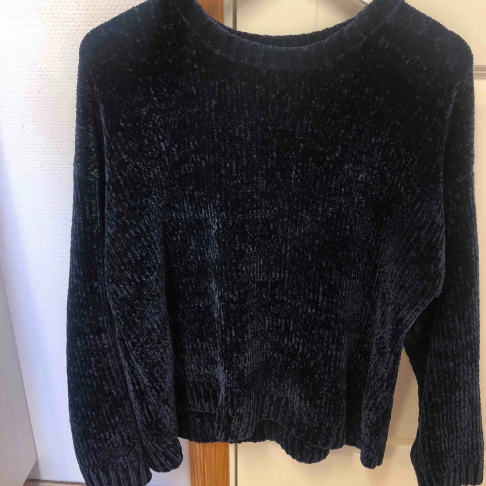 Havsblå långärmad tröja i storlek L från Veromoda. Använd flertal gånger men funkar absolut att återanvändas! Tröjan är lite mer än ett år gammal. . Tröjor & Koftor.