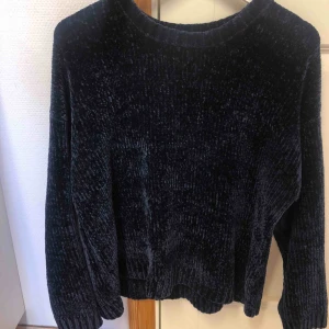  - Havsblå långärmad tröja i storlek L från Veromoda. Använd flertal gånger men funkar absolut att återanvändas! Tröjan är lite mer än ett år gammal. 