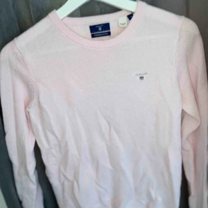  - Rosa finstickad tröja från GANT. Använd några gånger men säljer den nu då jag inte använder den längre. Den är i ett superfint skick och superfin.