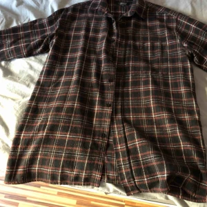  - Jättefin rutig skjorta köpt för 100 kr använd 1 gång då den e för liten för mig. Möts upp i nacka/Stockholm eller fraktar (köparen står för frakten) 
