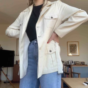  - Säljer min fina jacka då den inte längre kommer till användning! Den har ett medtagande skärp som är skitsnyggt till. Materialet känns lite linne-aktigt. 150kr + spårbar frakt som gäller ❤️