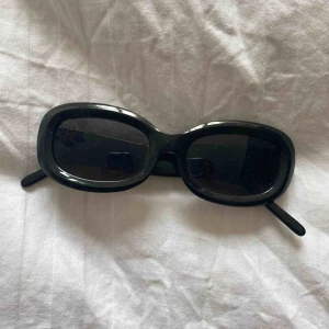  - Ett par SVINSNYGGA solglasögon som tyvärr är för små för mig. 