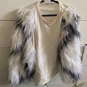  - Trendig och cool tröja från Zara!  Superskön och i bra skick!  Storlek S men passar likaväl M