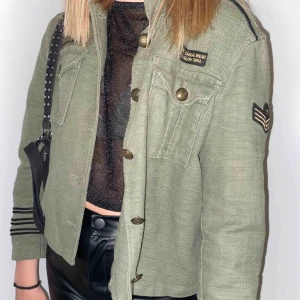  - Skit snygg militärgrön jacka som passar xs-s och om man är en liten m!  ALDRI ANVÖND! Super fint skick med riktigt god kvallité💖💖💓💞💕💙🦋 Tror den är den mango