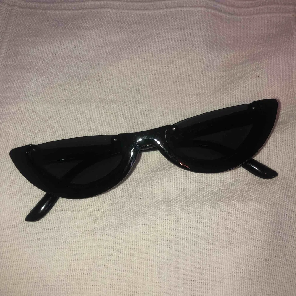 Ett par oanvända svarta kattiga solglasögon! Köparen står för frakt. Accessoarer.