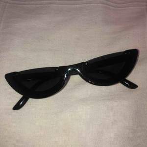 Ett par oanvända svarta kattiga solglasögon! Köparen står för frakt